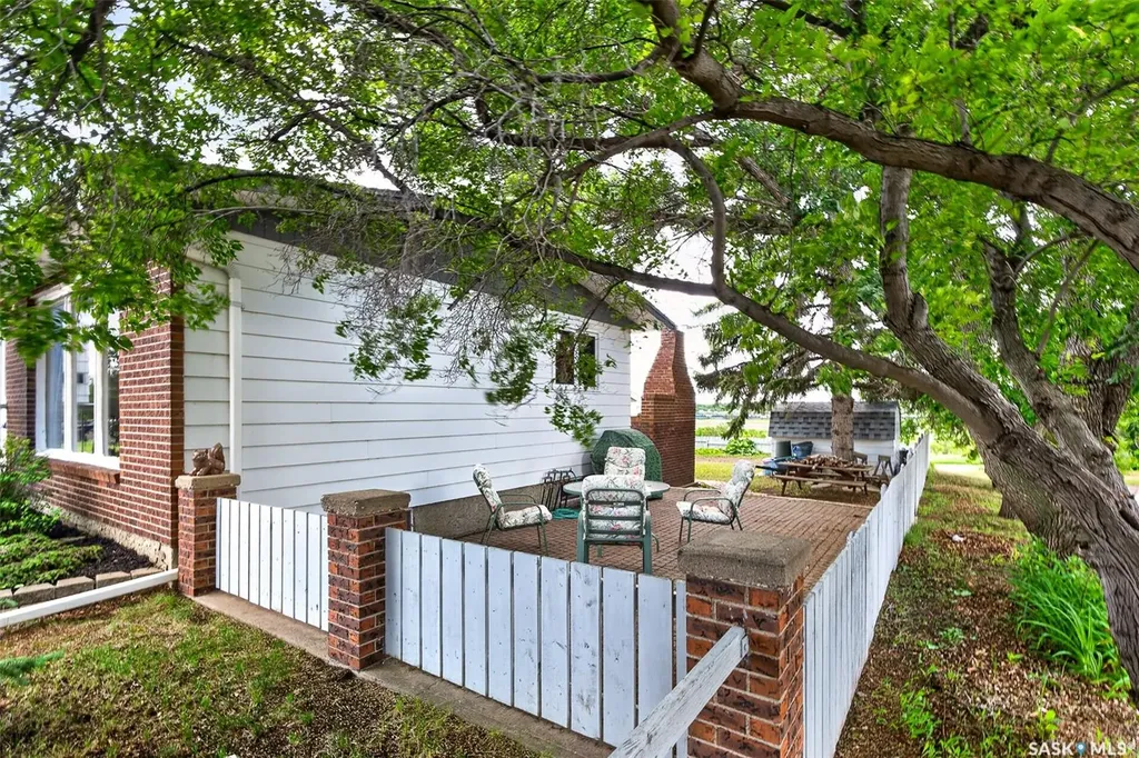 1343 Stadacona Street W Moose Jaw SK S6H 6L4