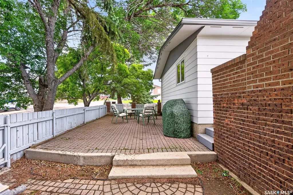 1343 Stadacona Street W Moose Jaw SK S6H 6L4