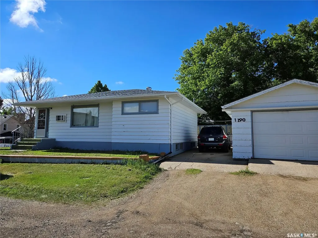 1290 Wolfe Avenue Moose Jaw SK S6H 1K2
