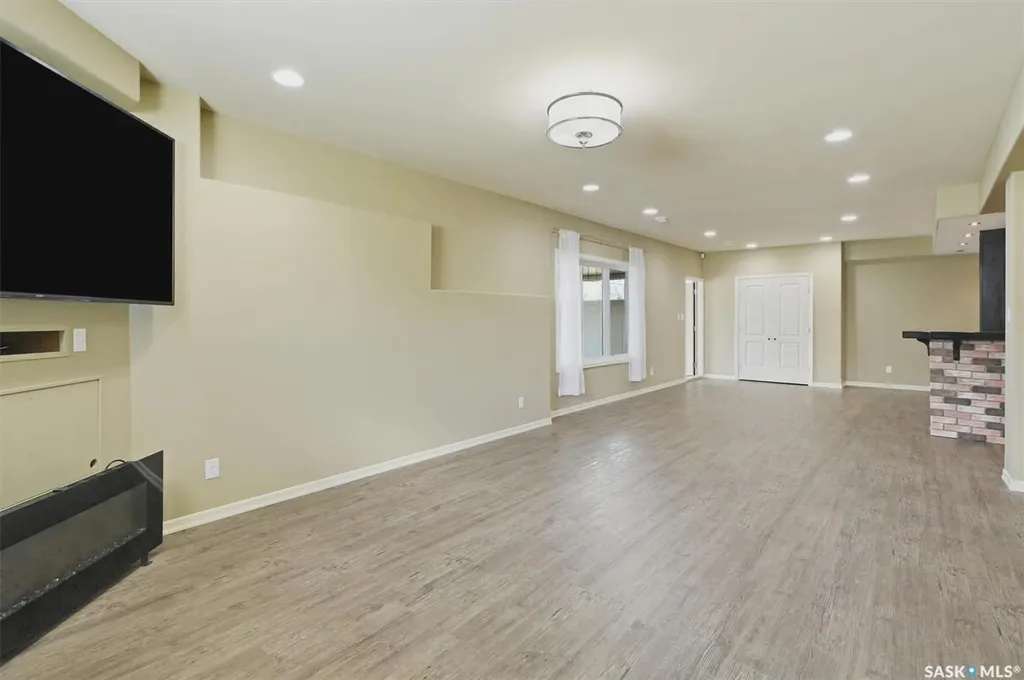 327 Hastings Lane Saskatoon SK S7V 0C8