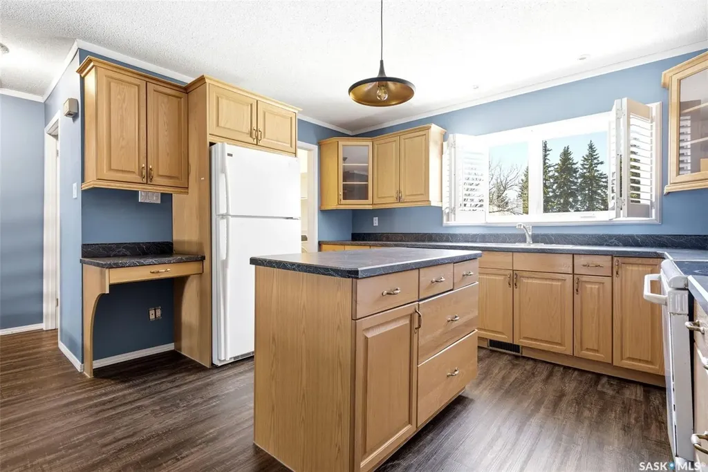 104 Lockwood Road Regina SK S4S 3G2