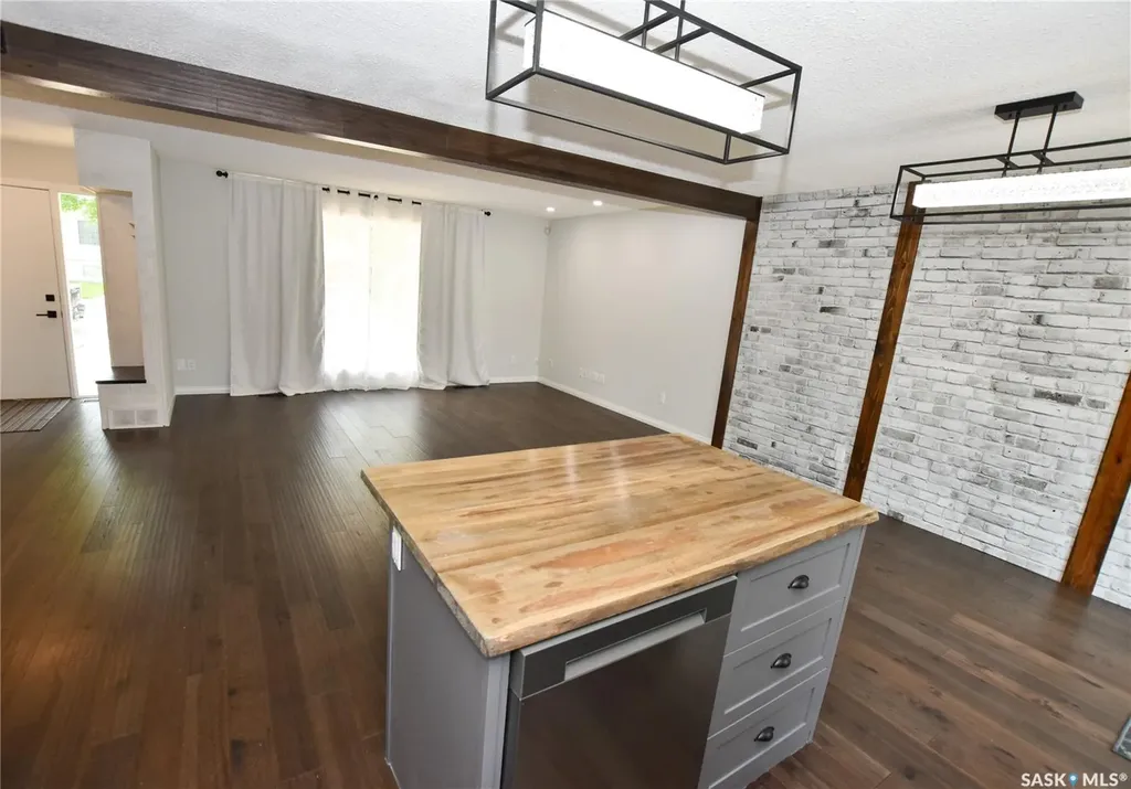 2315 St George Avenue Saskatoon SK S7M 0K9