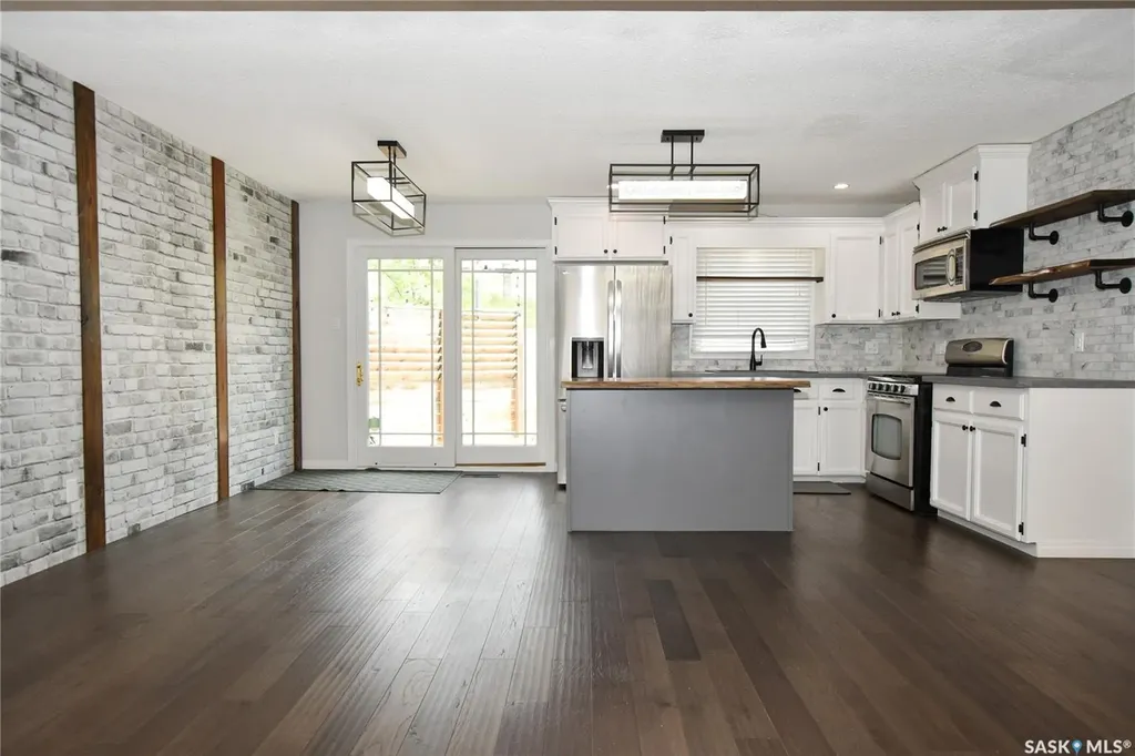 2315 St George Avenue Saskatoon SK S7M 0K9