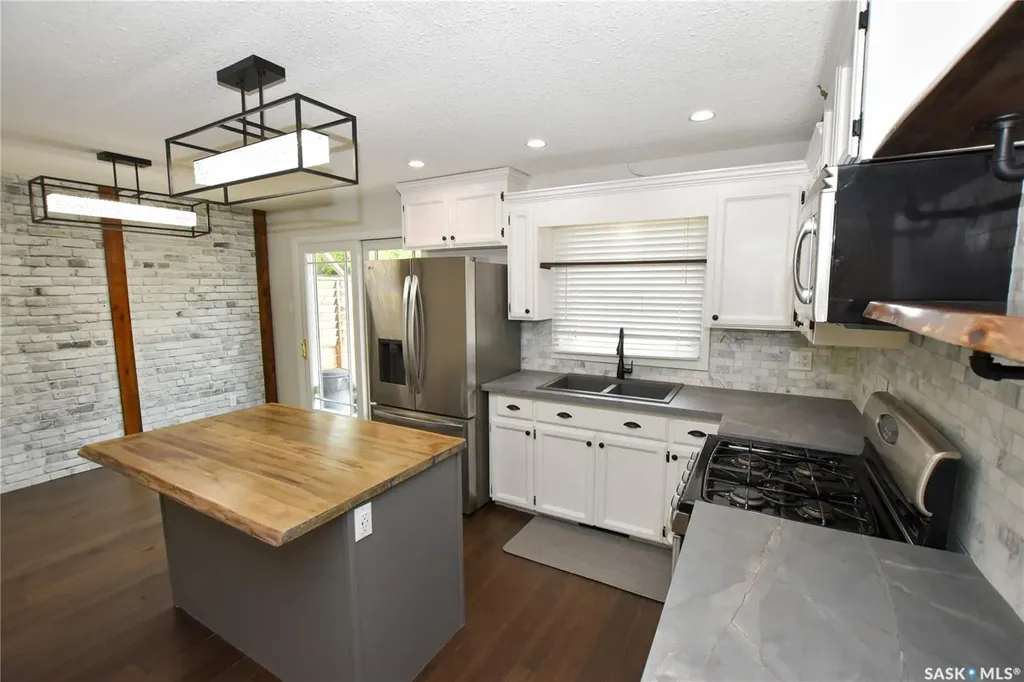 2315 St George Avenue Saskatoon SK S7M 0K9