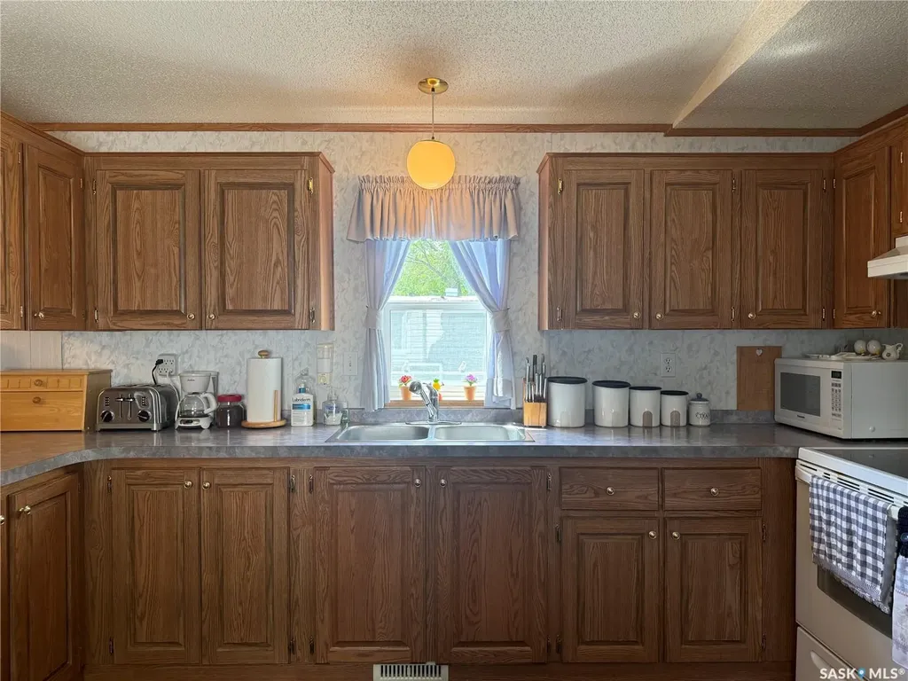 1455 9th Avenue NE Moose Jaw SK S6J 1C6
