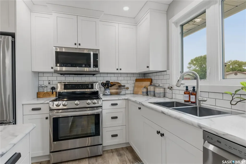 102 Plaxton Place Regina Beach SK S0G 4C0