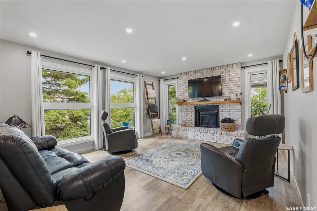 102 Plaxton Place Regina Beach SK S0G 4C0