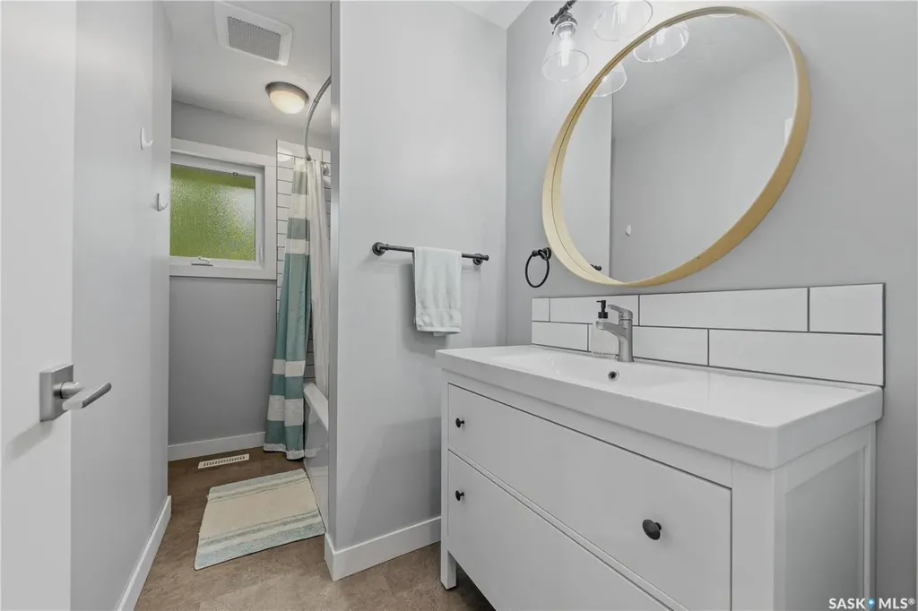 102 Plaxton Place Regina Beach SK S0G 4C0