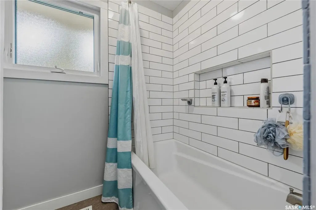 102 Plaxton Place Regina Beach SK S0G 4C0