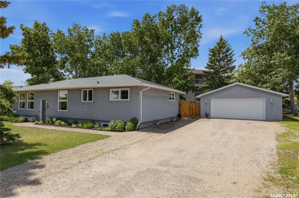 102 Plaxton Place Regina Beach SK S0G 4C0