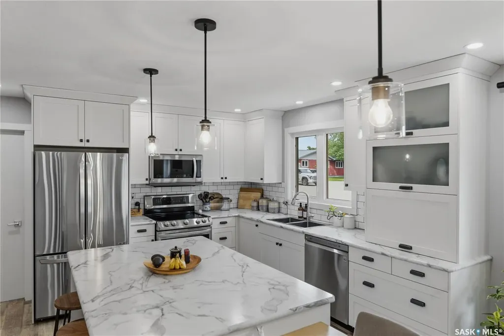 102 Plaxton Place Regina Beach SK S0G 4C0