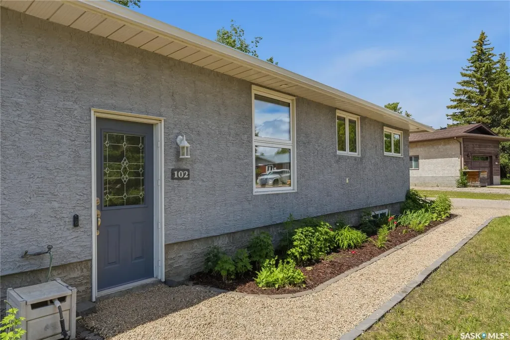 102 Plaxton Place Regina Beach SK S0G 4C0