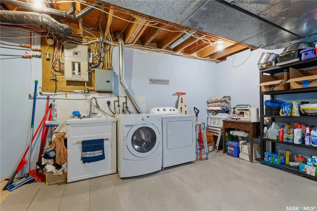 102 Plaxton Place Regina Beach SK S0G 4C0