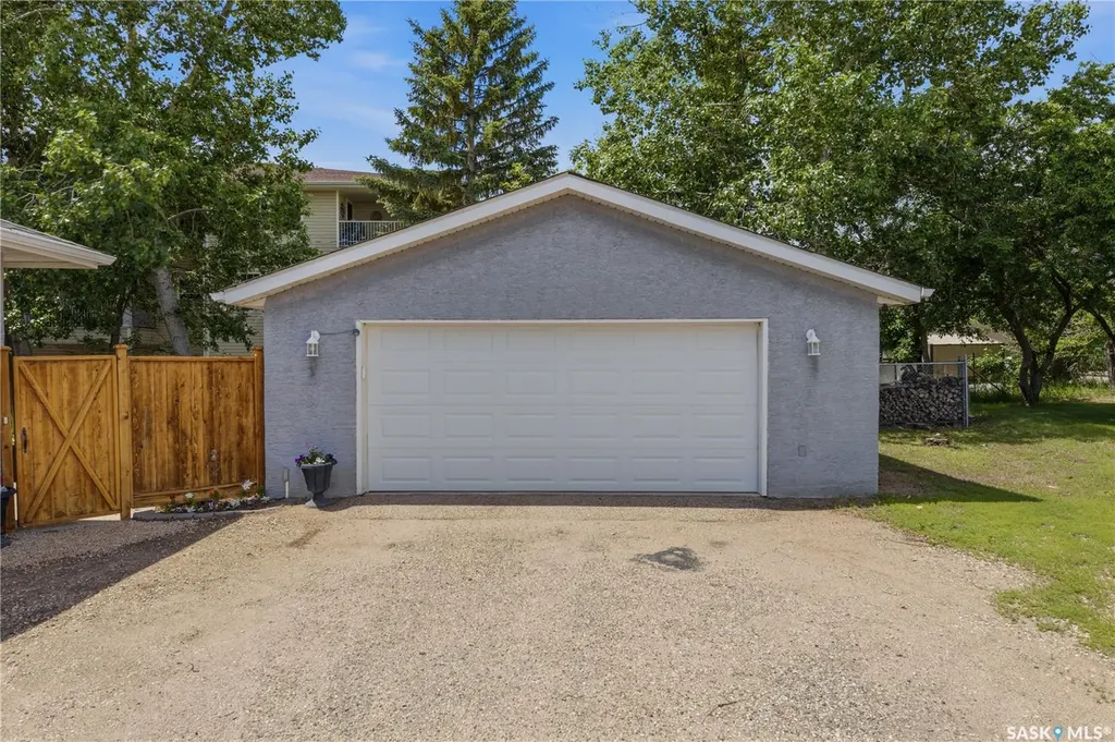 102 Plaxton Place Regina Beach SK S0G 4C0