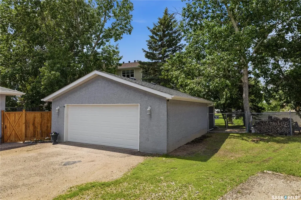 102 Plaxton Place Regina Beach SK S0G 4C0