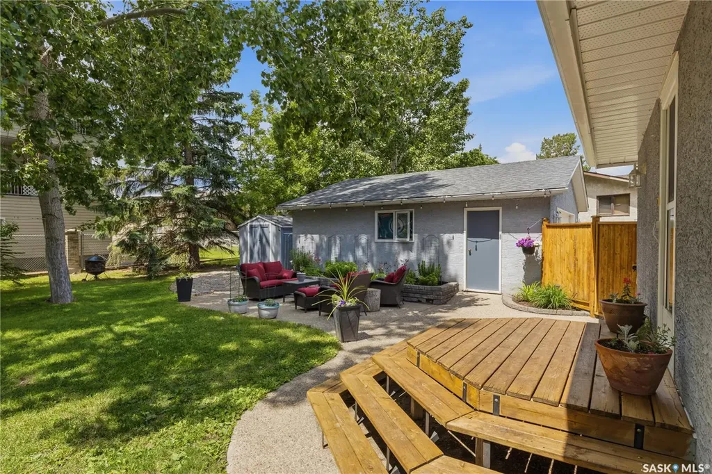 102 Plaxton Place Regina Beach SK S0G 4C0
