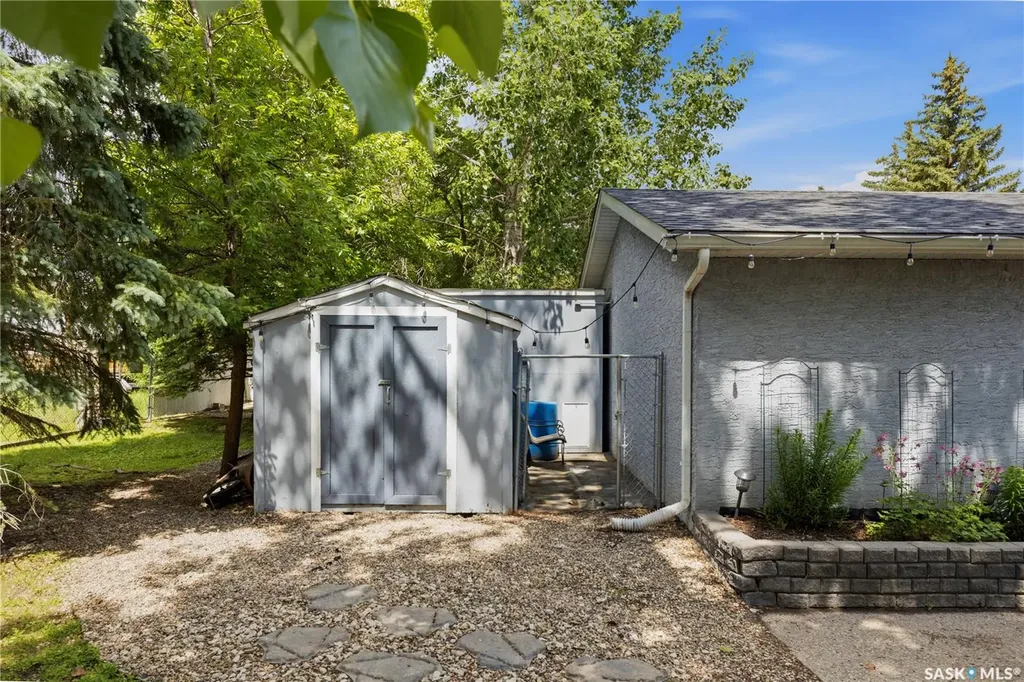 102 Plaxton Place Regina Beach SK S0G 4C0