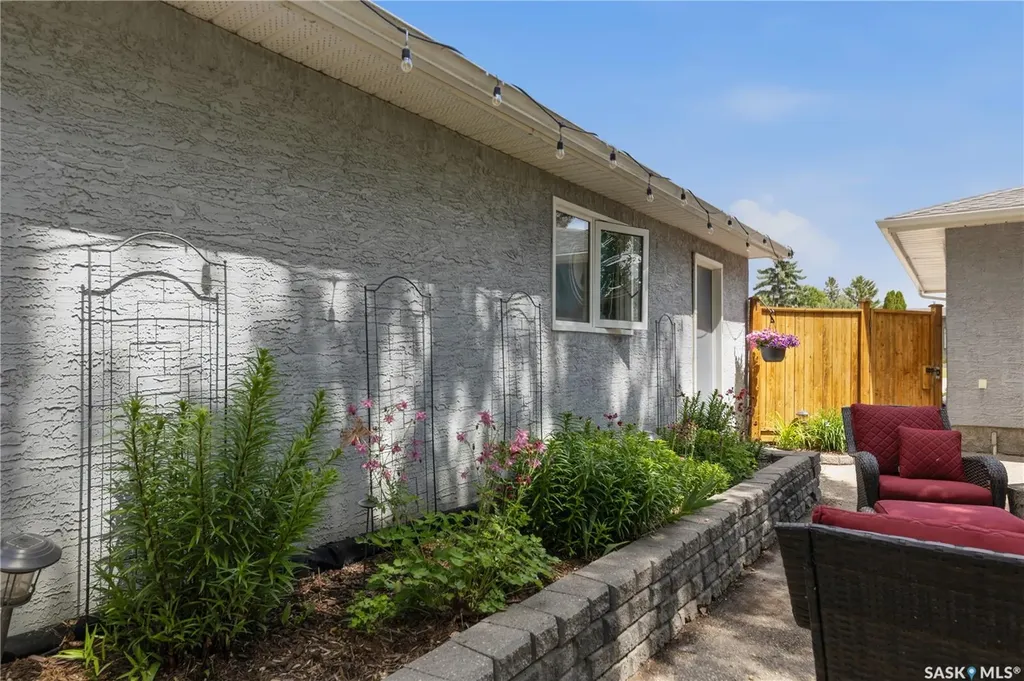 102 Plaxton Place Regina Beach SK S0G 4C0
