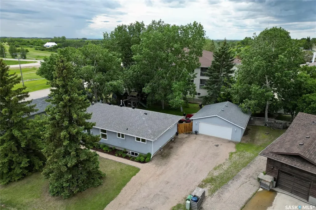 102 Plaxton Place Regina Beach SK S0G 4C0