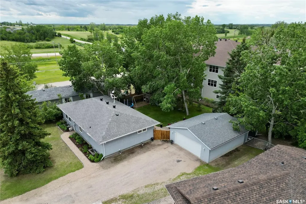 102 Plaxton Place Regina Beach SK S0G 4C0