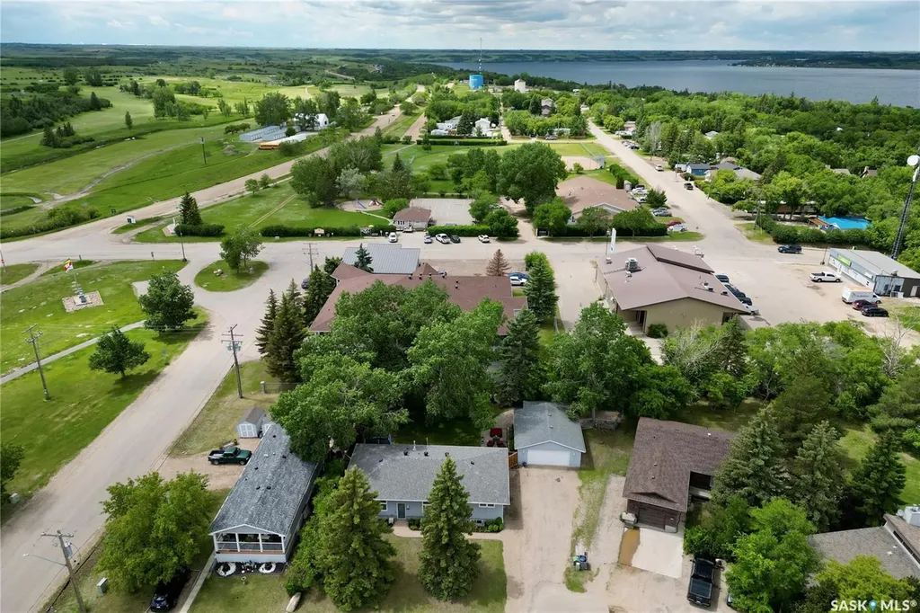 102 Plaxton Place Regina Beach SK S0G 4C0