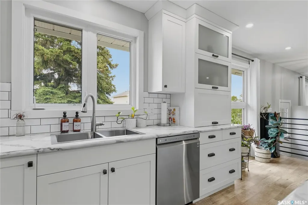 102 Plaxton Place Regina Beach SK S0G 4C0