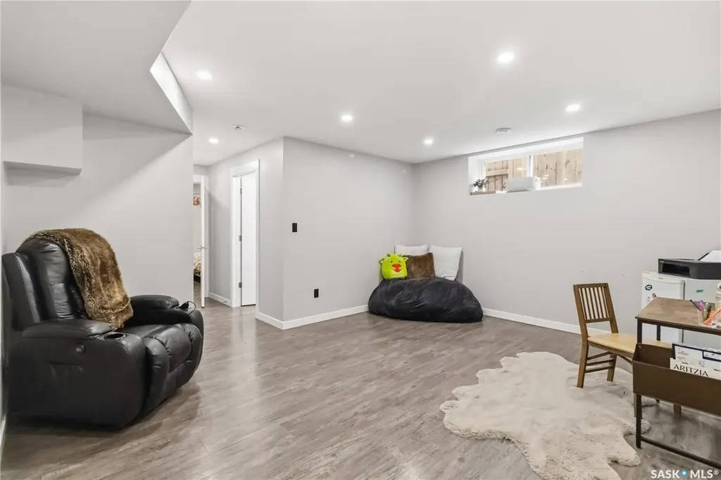 527 Kloppenburg Crescent Saskatoon SK S7W 0P1