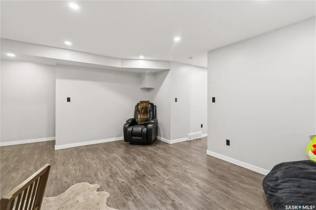 527 Kloppenburg Crescent Saskatoon SK S7W 0P1