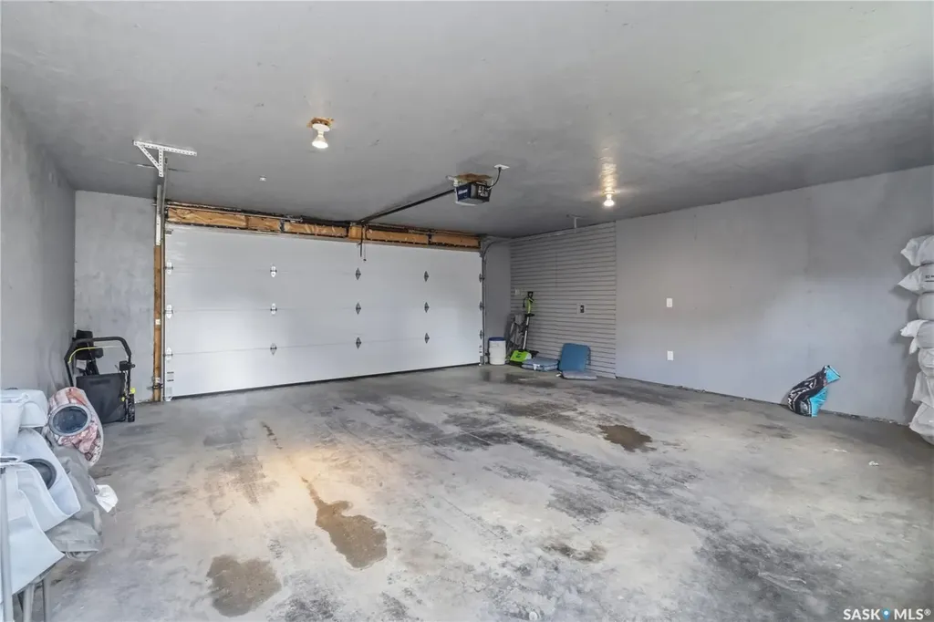 527 Kloppenburg Crescent Saskatoon SK S7W 0P1