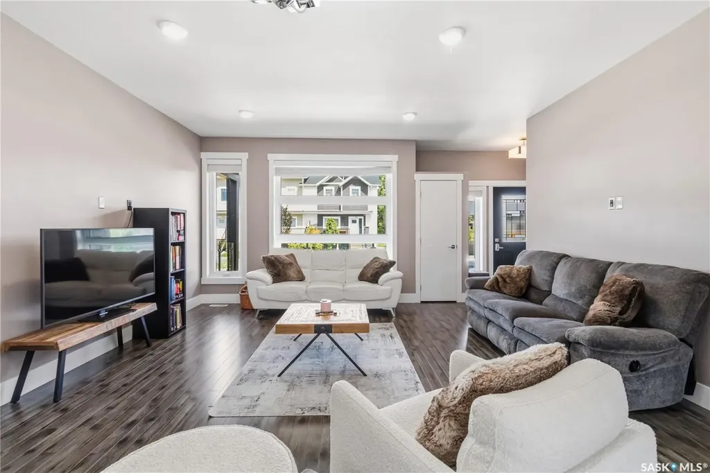 527 Kloppenburg Crescent Saskatoon SK S7W 0P1