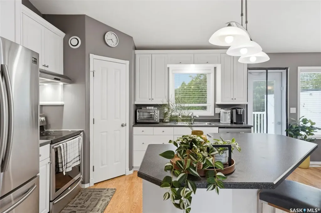 738 Wright Crescent Saskatoon SK S7N 4T8