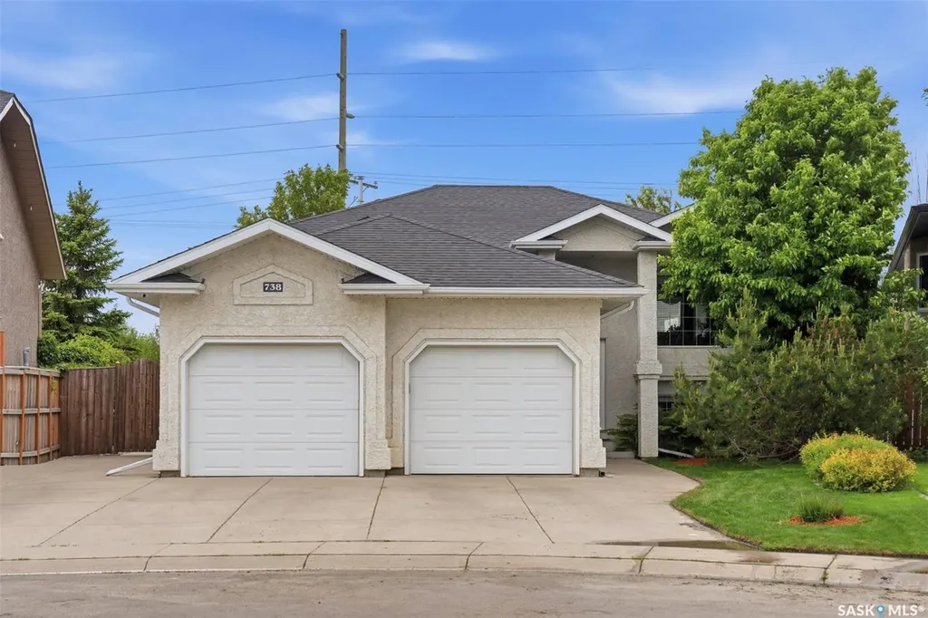 738 Wright Crescent Saskatoon SK S7N 4T8