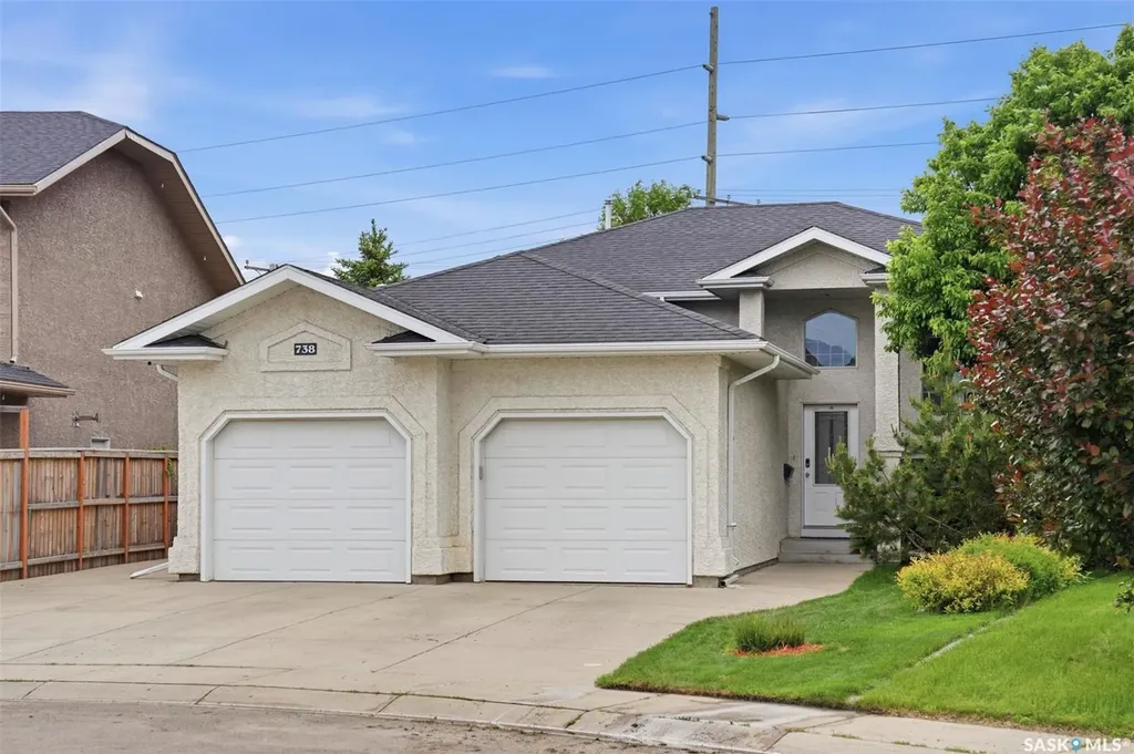 738 Wright Crescent Saskatoon SK S7N 4T8