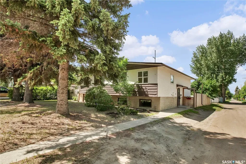 2908-2910 Preston Avenue S Saskatoon SK S7G 2G9