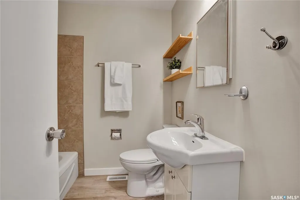 2908-2910 Preston Avenue S Saskatoon SK S7G 2G9