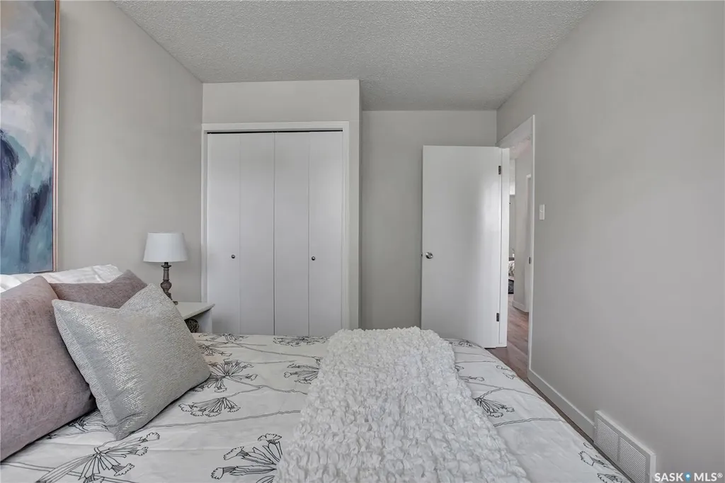 2908-2910 Preston Avenue S Saskatoon SK S7G 2G9