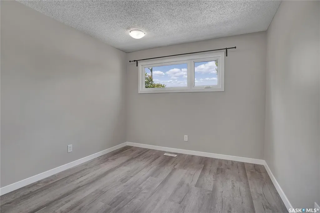 2908-2910 Preston Avenue S Saskatoon SK S7G 2G9