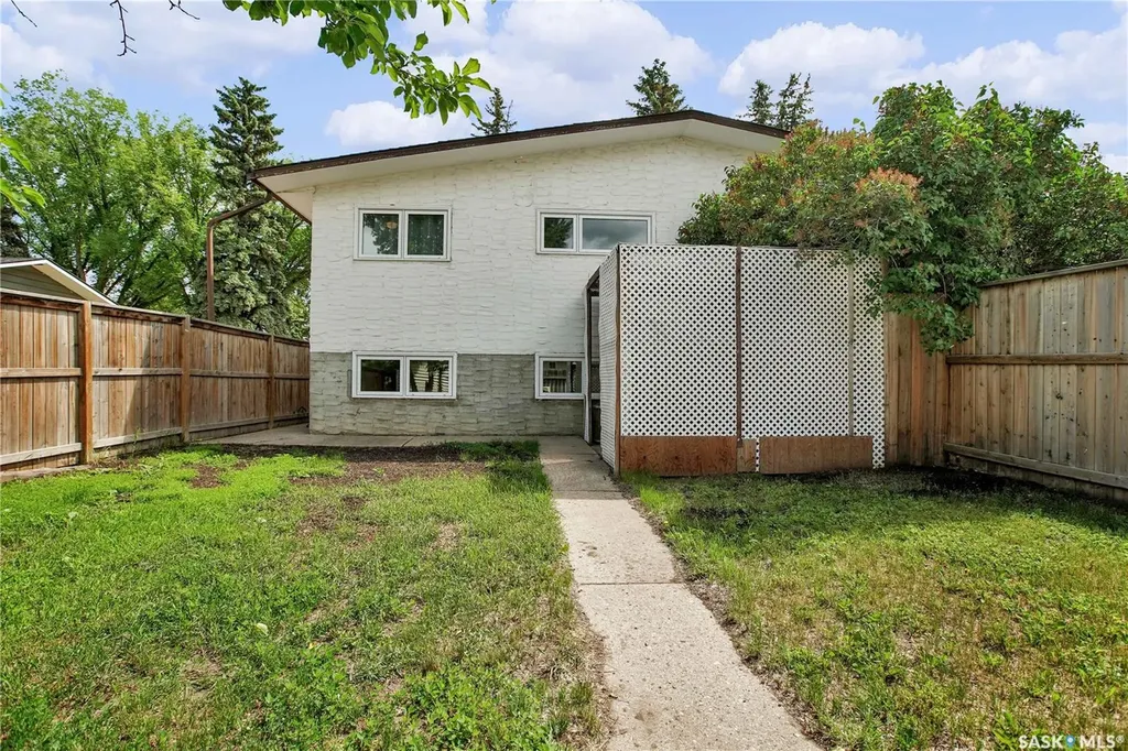 2908-2910 Preston Avenue S Saskatoon SK S7G 2G9