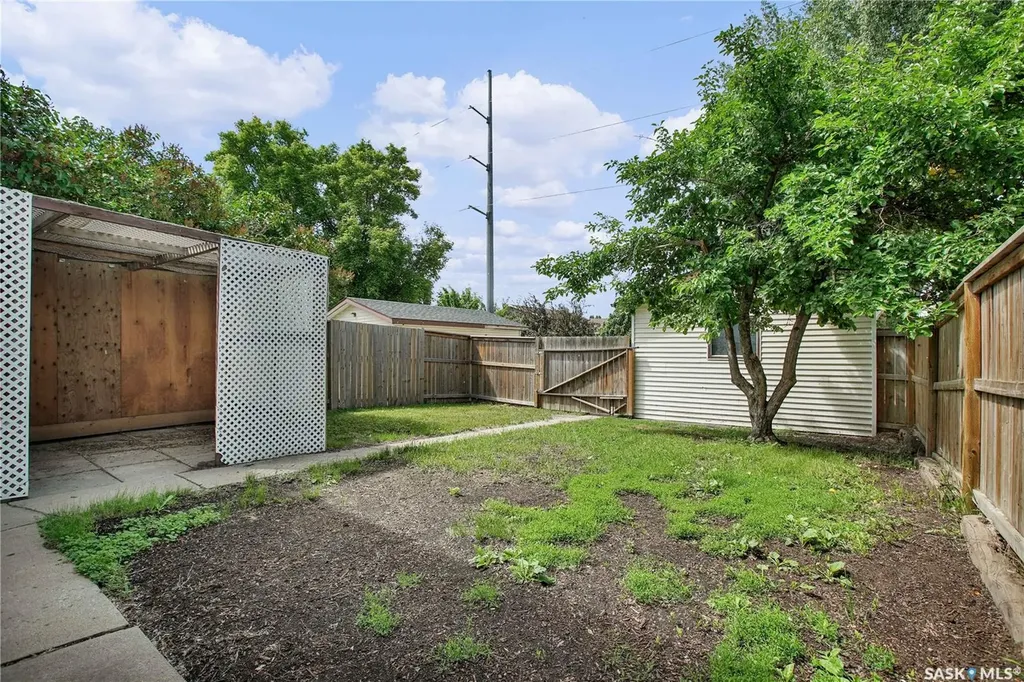2908-2910 Preston Avenue S Saskatoon SK S7G 2G9