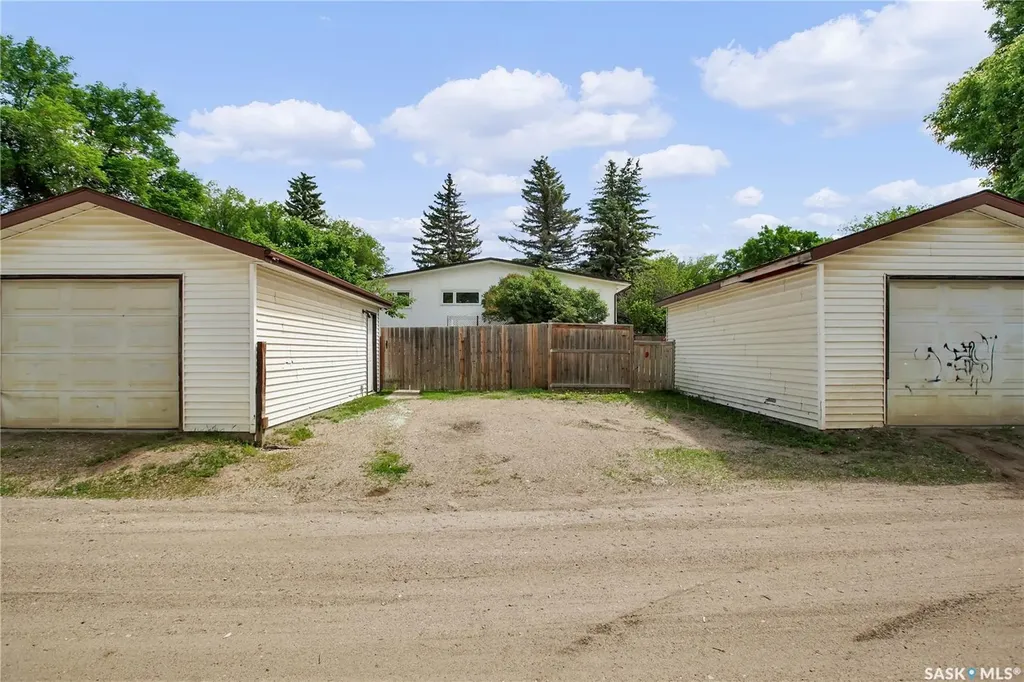 2908-2910 Preston Avenue S Saskatoon SK S7G 2G9