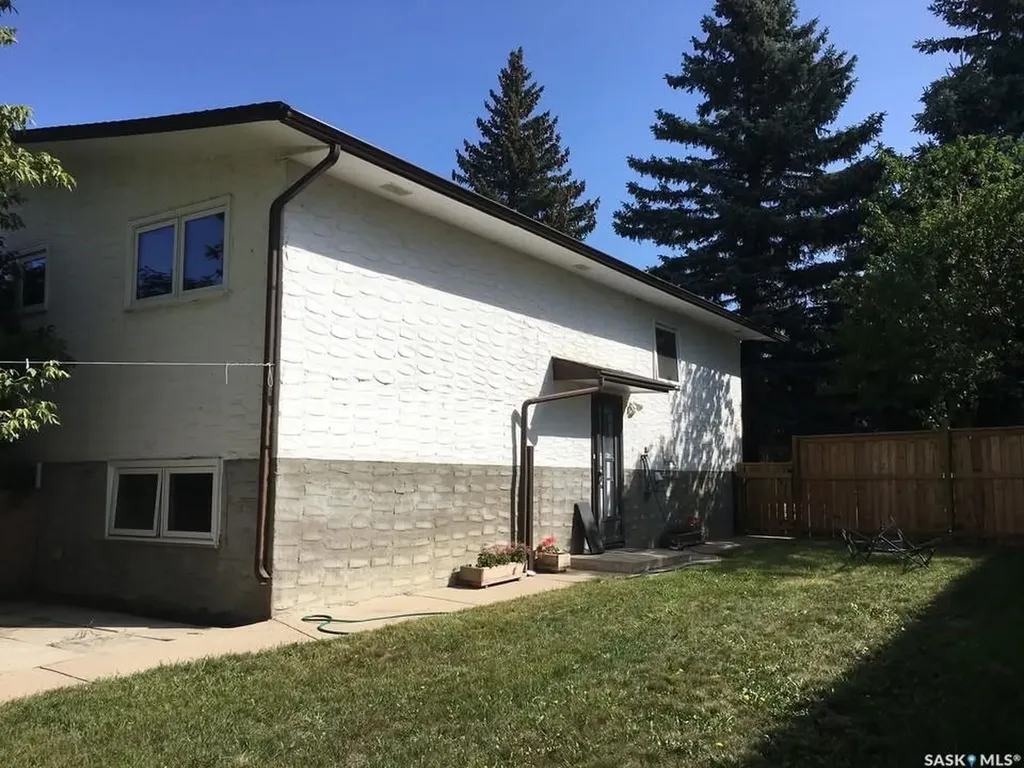 2908-2910 Preston Avenue S Saskatoon SK S7G 2G9