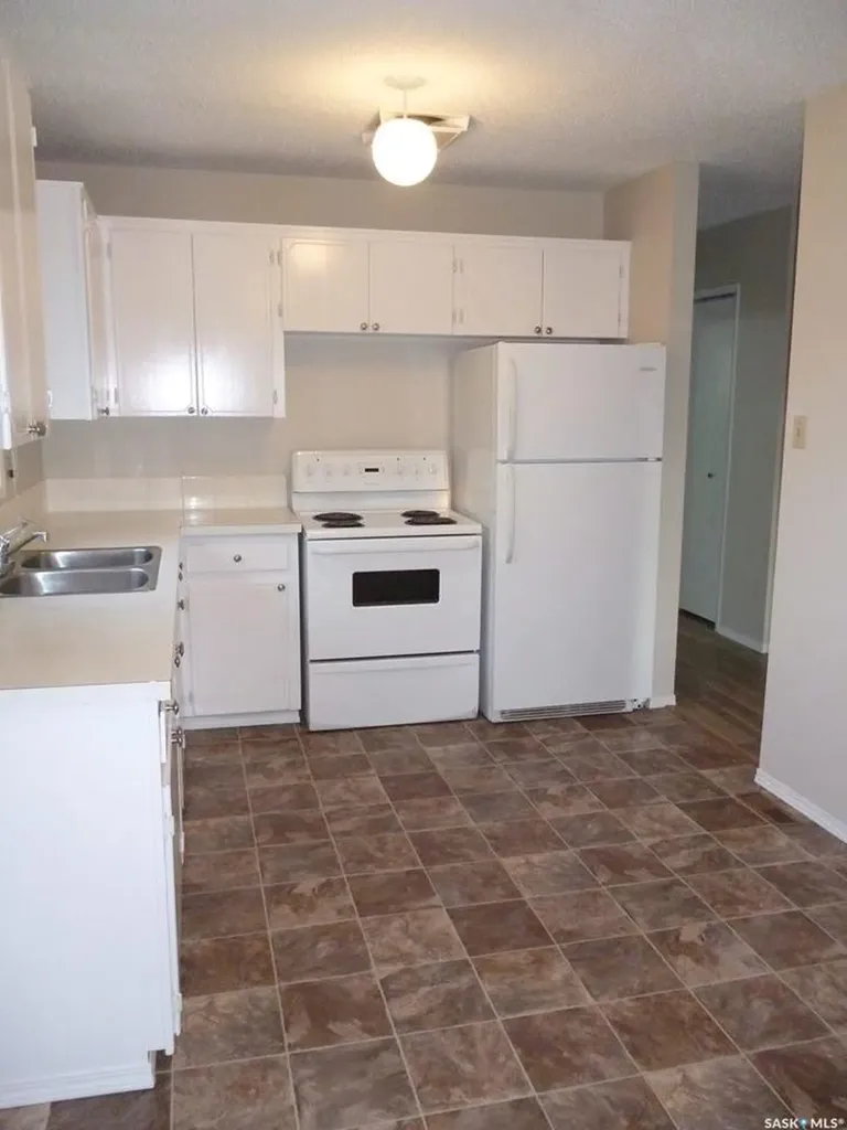 2908-2910 Preston Avenue S Saskatoon SK S7G 2G9
