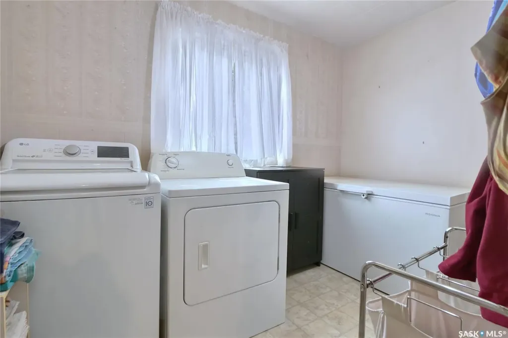 460 Iroquois Street W Moose Jaw SK S6H 5B3