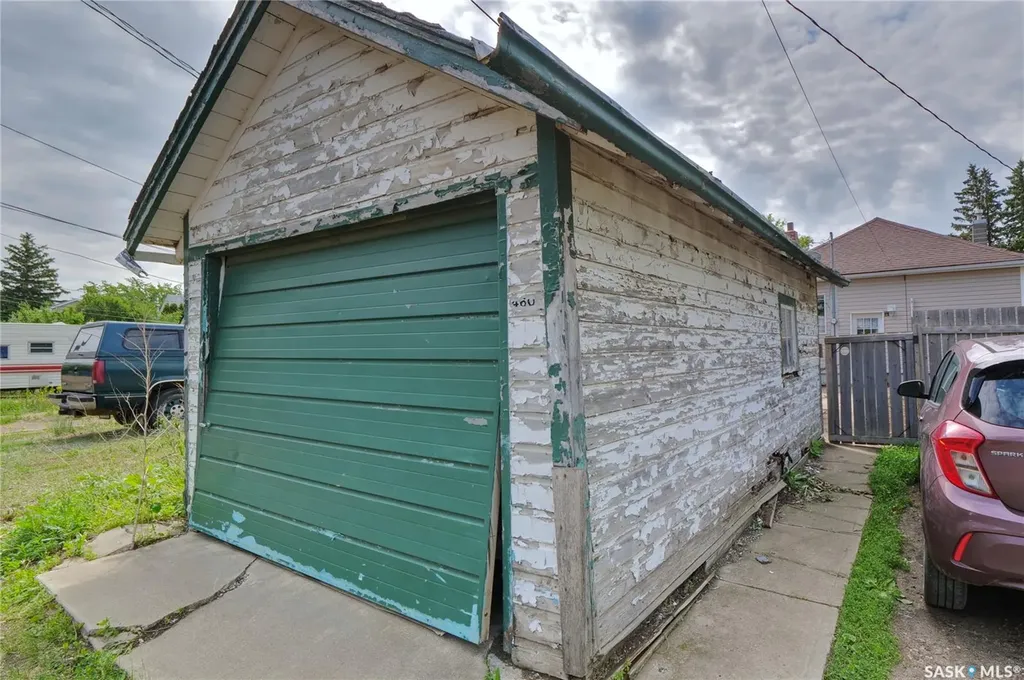 460 Iroquois Street W Moose Jaw SK S6H 5B3