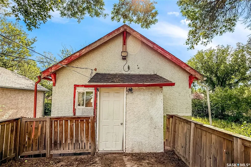 1132 Queen Street Regina SK S4T 4B2