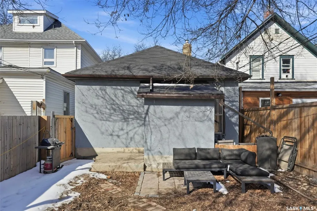 412 H Avenue S Saskatoon SK S7M 1W5