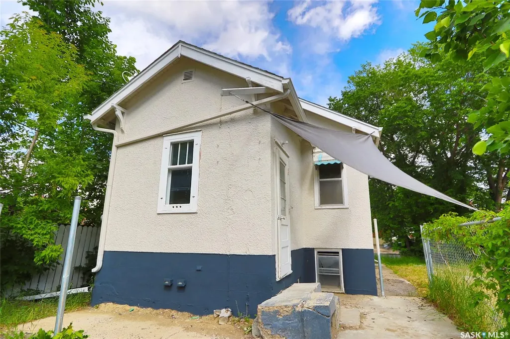1824 Winnipeg Street Regina SK S4P 1G2