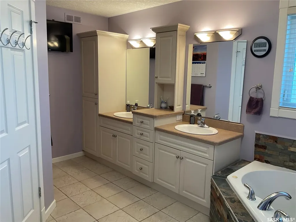 1347 Hleck Place N Regina SK S4X 4R2