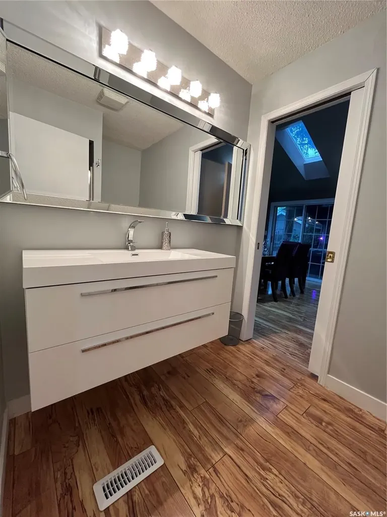 374 Rodenbush Drive Regina SK S4R 7L5