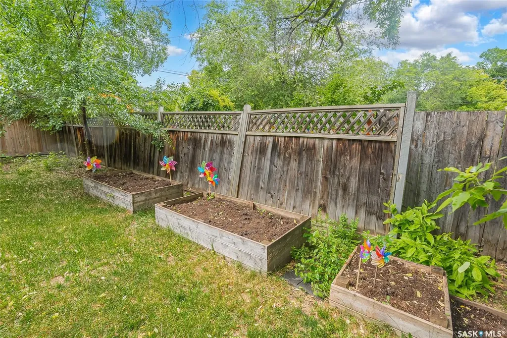 519 G Avenue S Saskatoon SK S7M 1V7